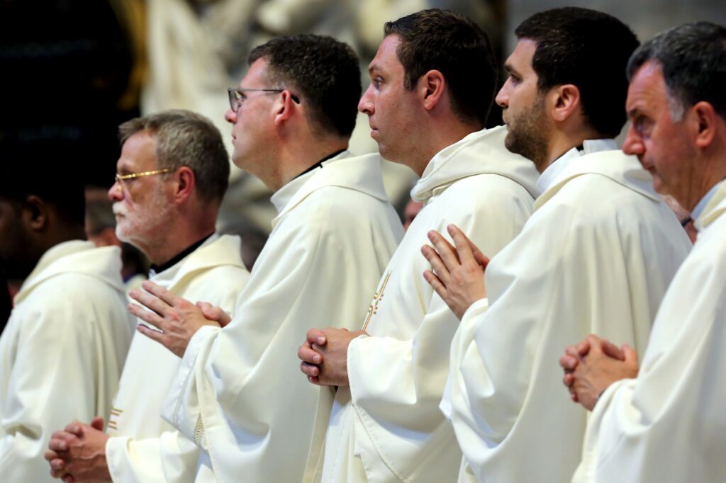Stiekemak.Pastores op rij.Eucharistieviering©RamonMangold
