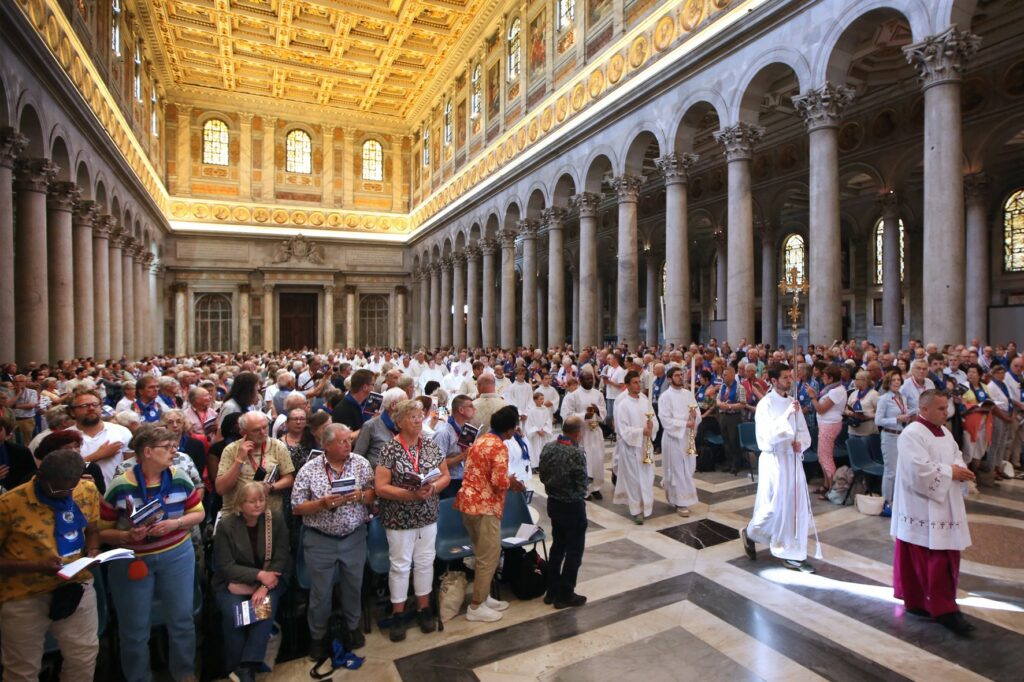 aanwezigen en misdienaars.RomeSlotviering©RamonMangold