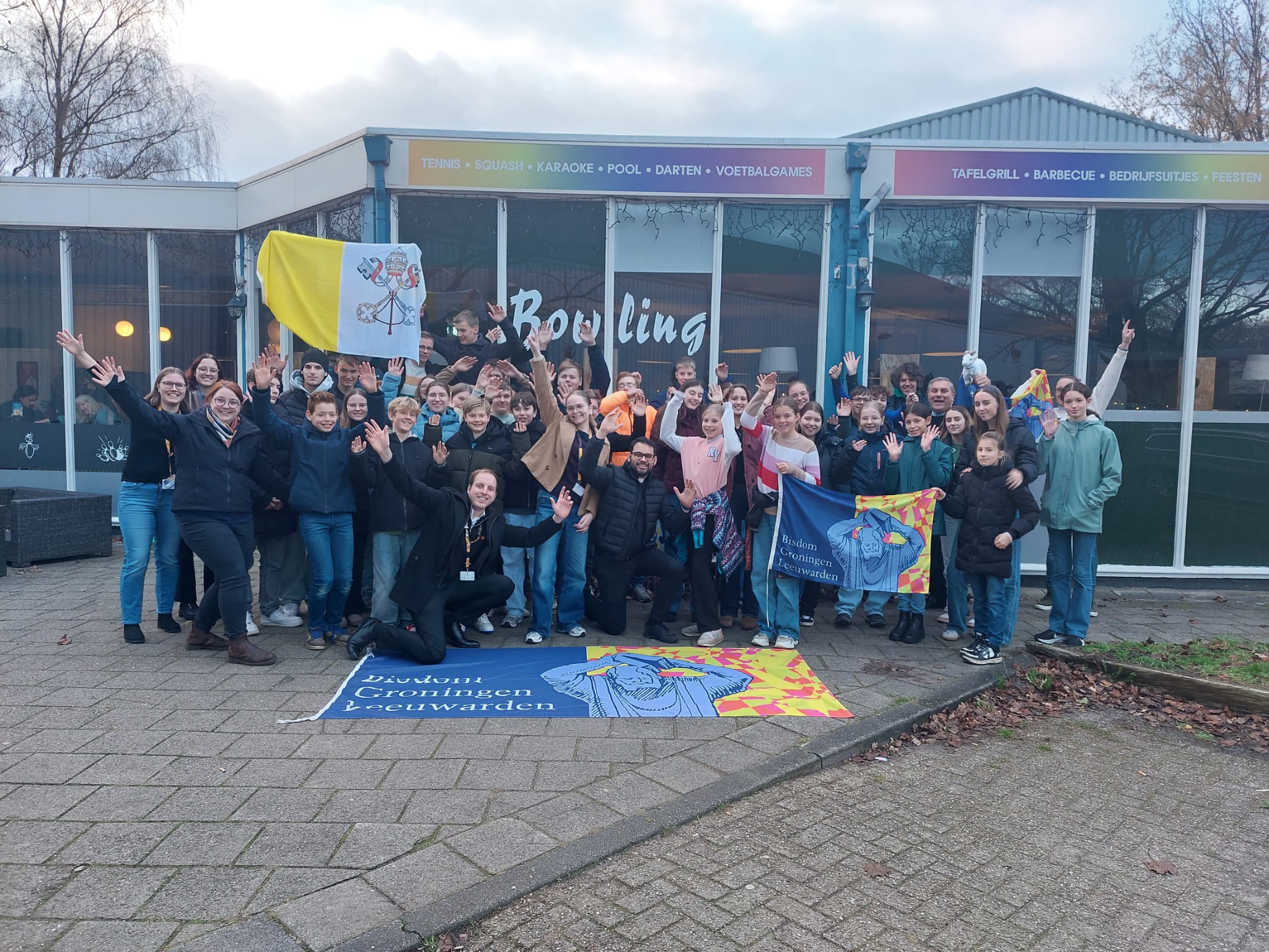 Tieners bowlen in Heerenveen samen met de bisschop